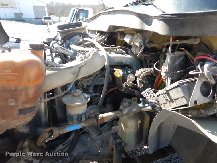 image for item GT9556 2005 International 4300  truck cab and chassis