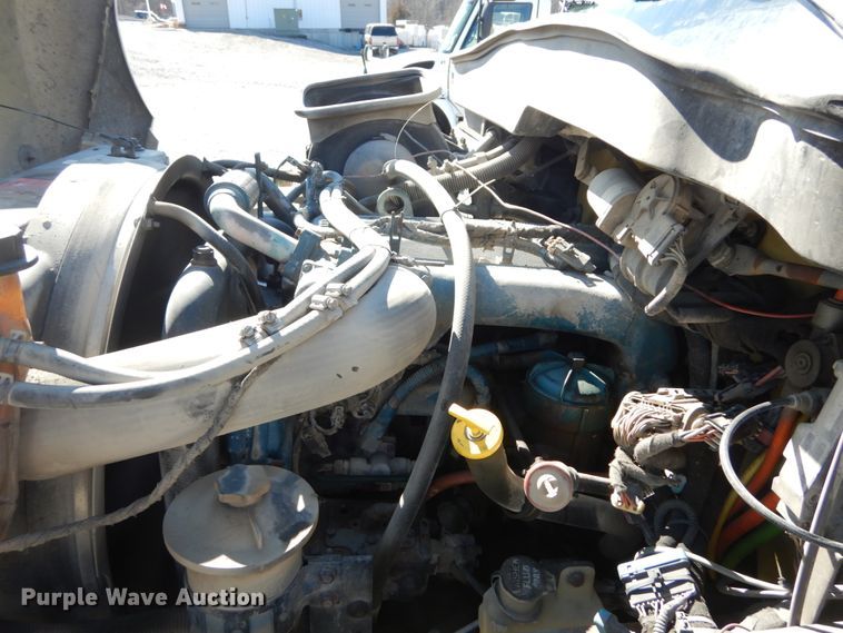 image for item GT9556 2005 International 4300  truck cab and chassis