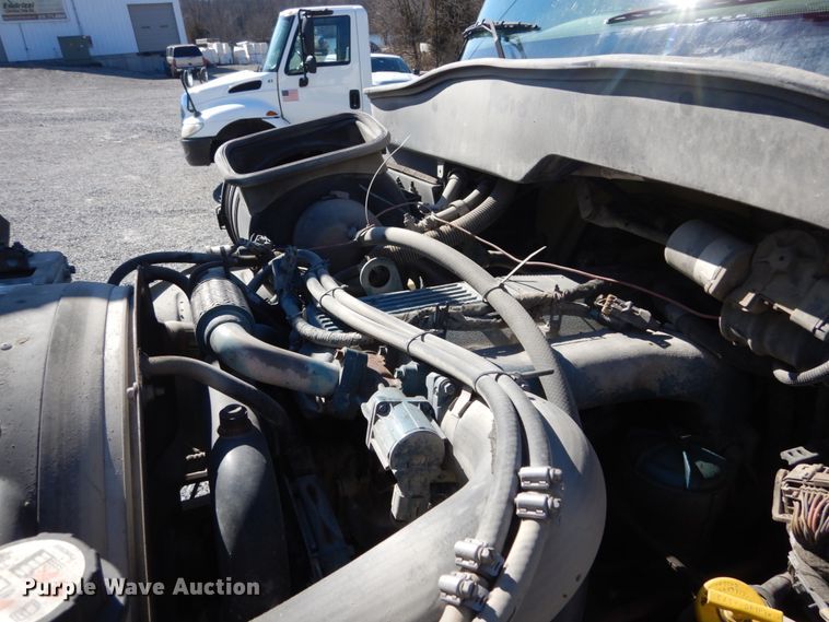 image for item GT9556 2005 International 4300  truck cab and chassis