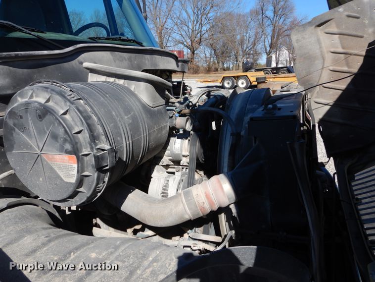 image for item GT9556 2005 International 4300  truck cab and chassis