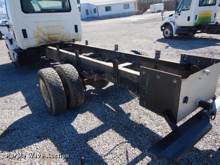 image for item GT9556 2005 International 4300  truck cab and chassis