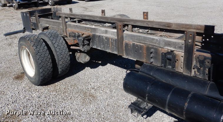 image for item GT9556 2005 International 4300  truck cab and chassis