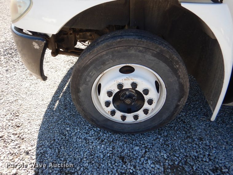 image for item GT9556 2005 International 4300  truck cab and chassis