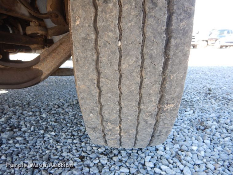 image for item GT9556 2005 International 4300  truck cab and chassis