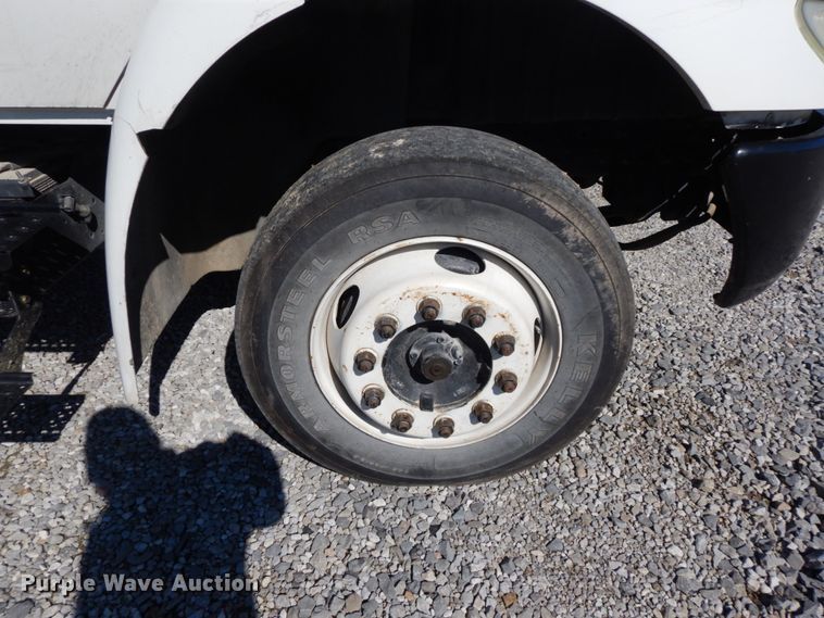 image for item GT9556 2005 International 4300  truck cab and chassis