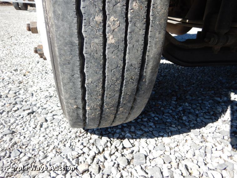 image for item GT9556 2005 International 4300  truck cab and chassis