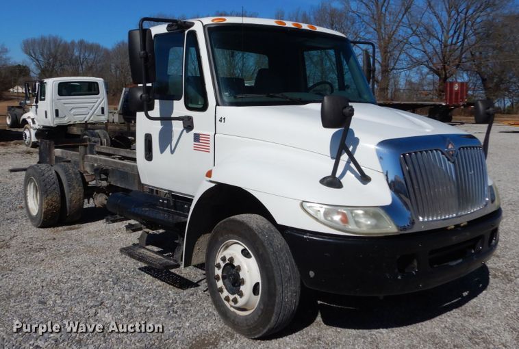 image for item GT9558 2005 International 4300  truck cab and chassis