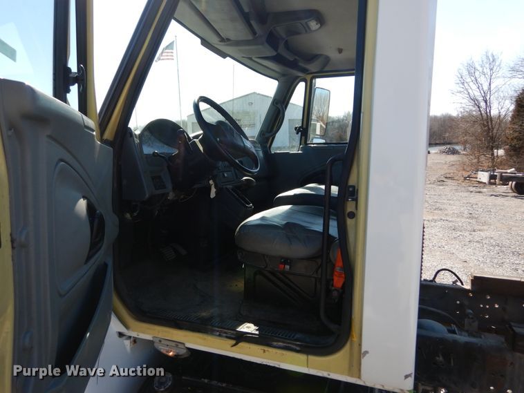 image for item GT9558 2005 International 4300  truck cab and chassis