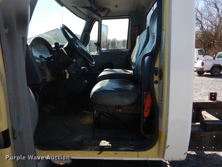 image for item GT9558 2005 International 4300  truck cab and chassis