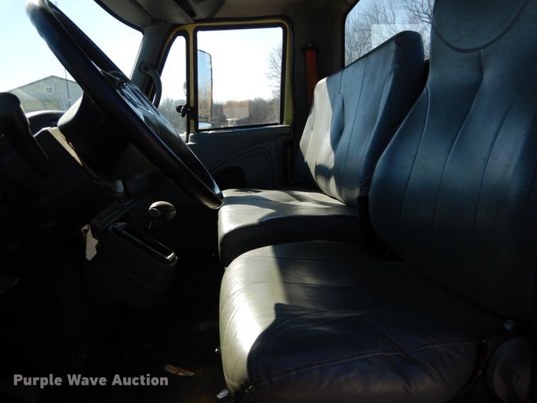 image for item GT9558 2005 International 4300  truck cab and chassis