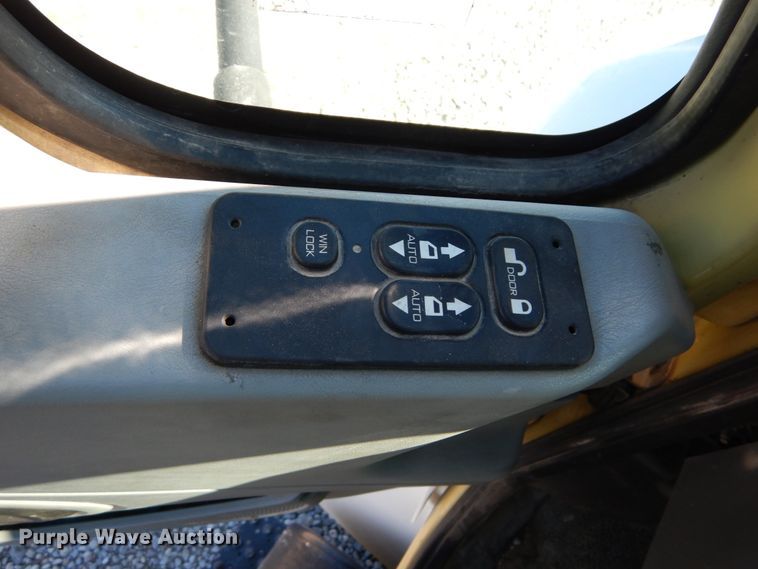 image for item GT9558 2005 International 4300  truck cab and chassis