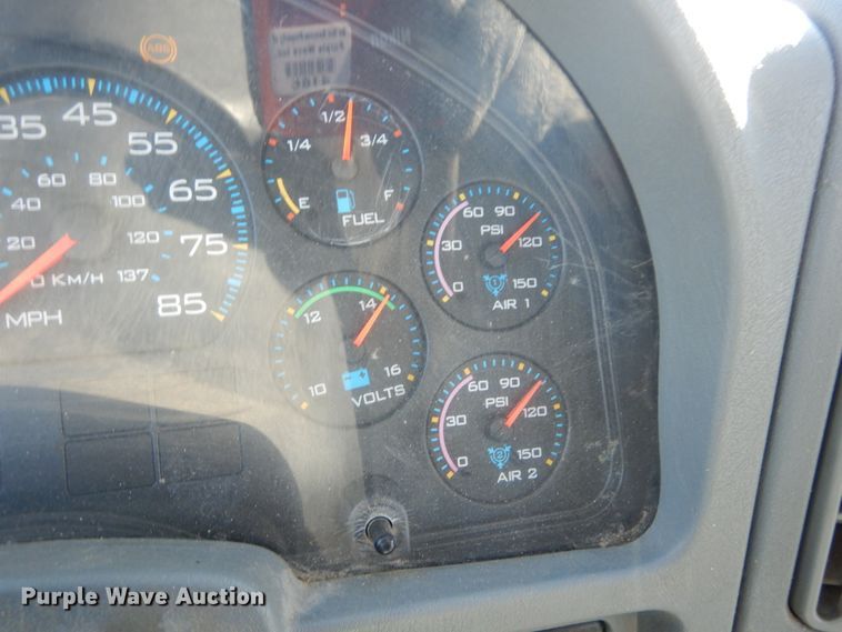 image for item GT9558 2005 International 4300  truck cab and chassis