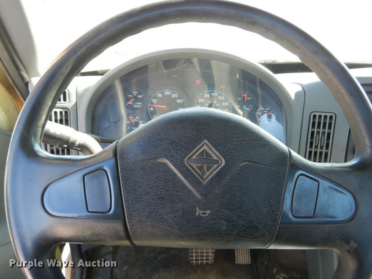 image for item GT9558 2005 International 4300  truck cab and chassis