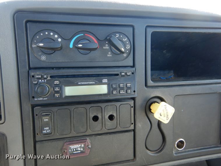 image for item GT9558 2005 International 4300  truck cab and chassis