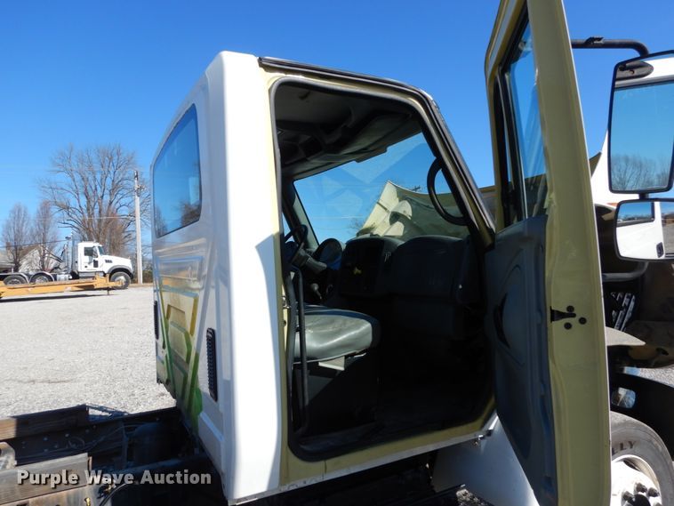 image for item GT9558 2005 International 4300  truck cab and chassis