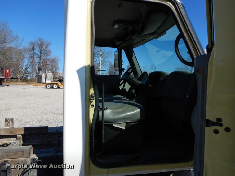 image for item GT9558 2005 International 4300  truck cab and chassis