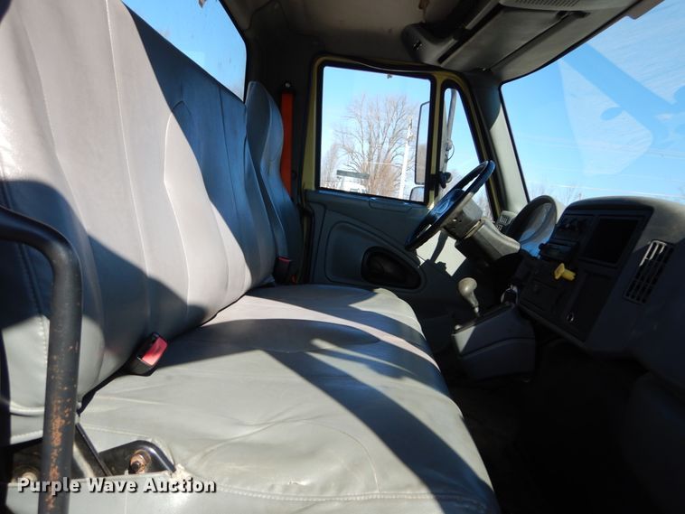 image for item GT9558 2005 International 4300  truck cab and chassis