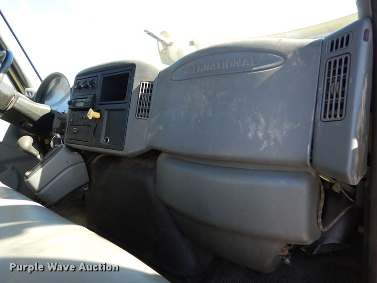 image for item GT9558 2005 International 4300  truck cab and chassis