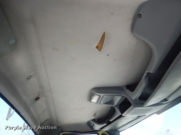 image for item GT9558 2005 International 4300  truck cab and chassis