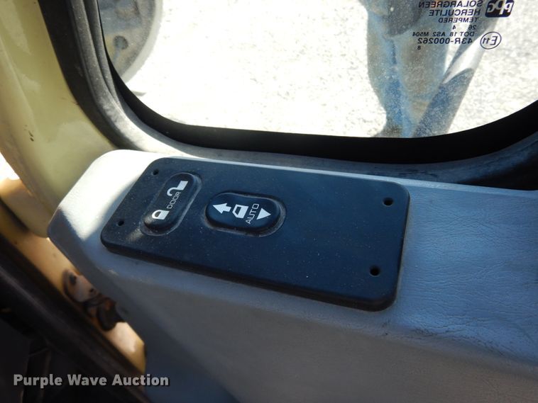 image for item GT9558 2005 International 4300  truck cab and chassis