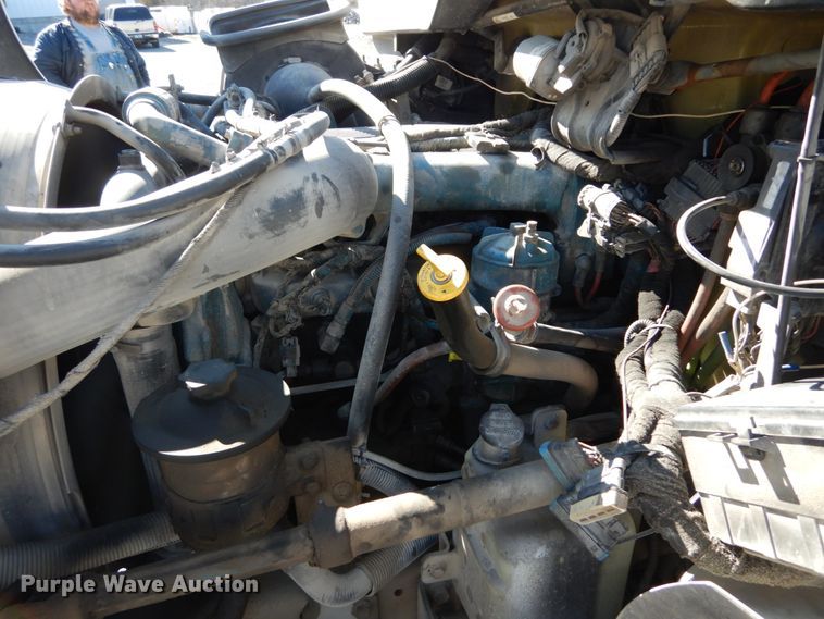 image for item GT9558 2005 International 4300  truck cab and chassis