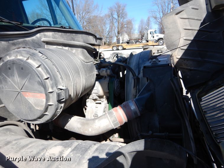 image for item GT9558 2005 International 4300  truck cab and chassis