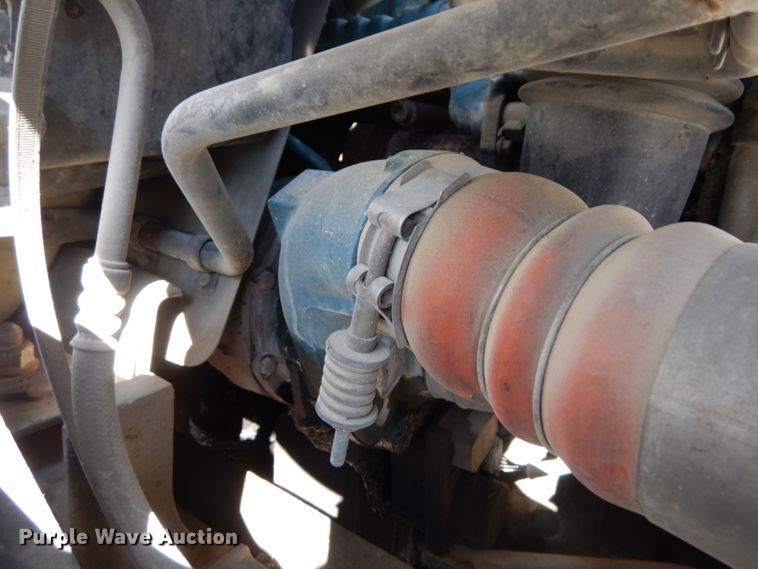 image for item GT9558 2005 International 4300  truck cab and chassis