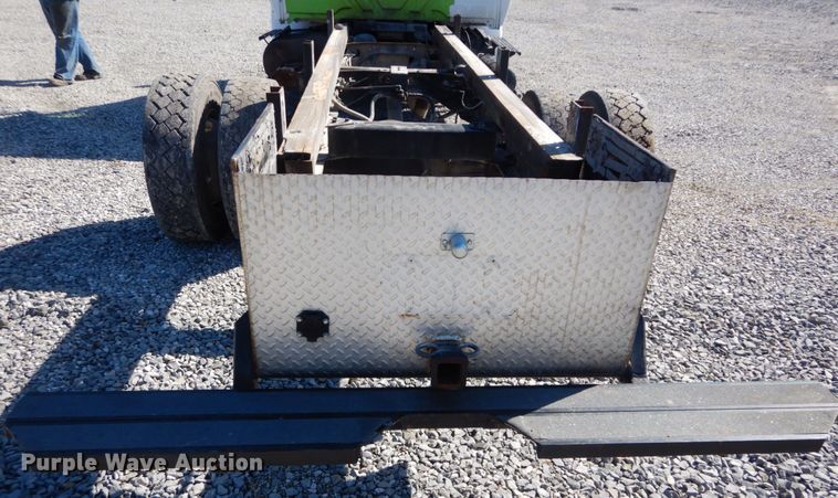 image for item GT9558 2005 International 4300  truck cab and chassis