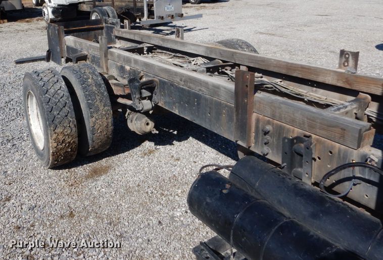 image for item GT9558 2005 International 4300  truck cab and chassis