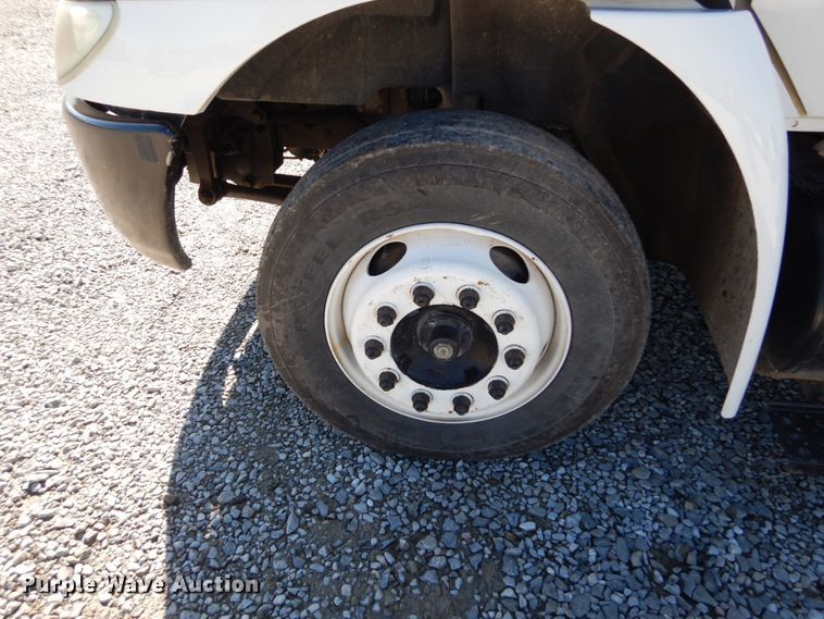 image for item GT9558 2005 International 4300  truck cab and chassis