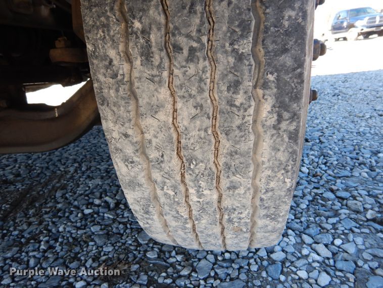 image for item GT9558 2005 International 4300  truck cab and chassis