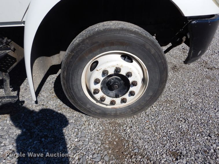 image for item GT9558 2005 International 4300  truck cab and chassis