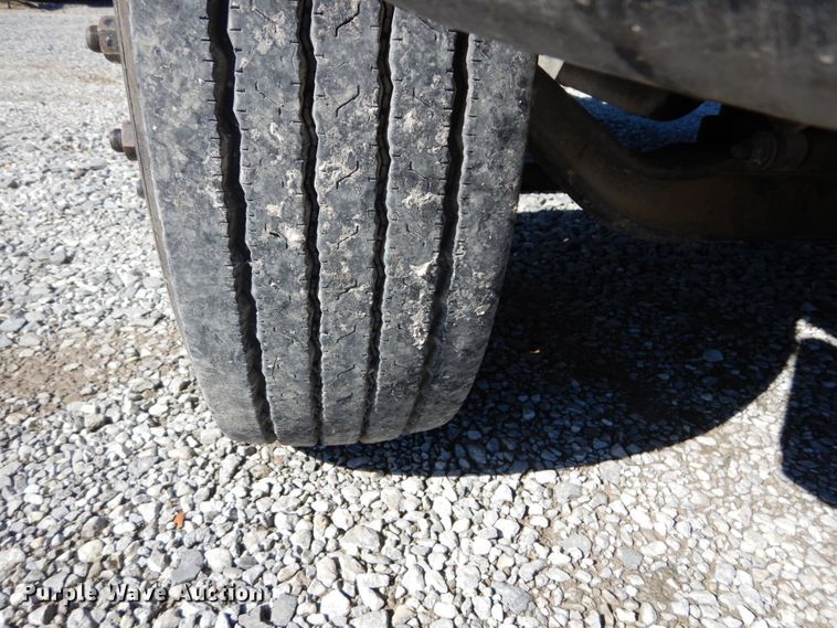 image for item GT9558 2005 International 4300  truck cab and chassis