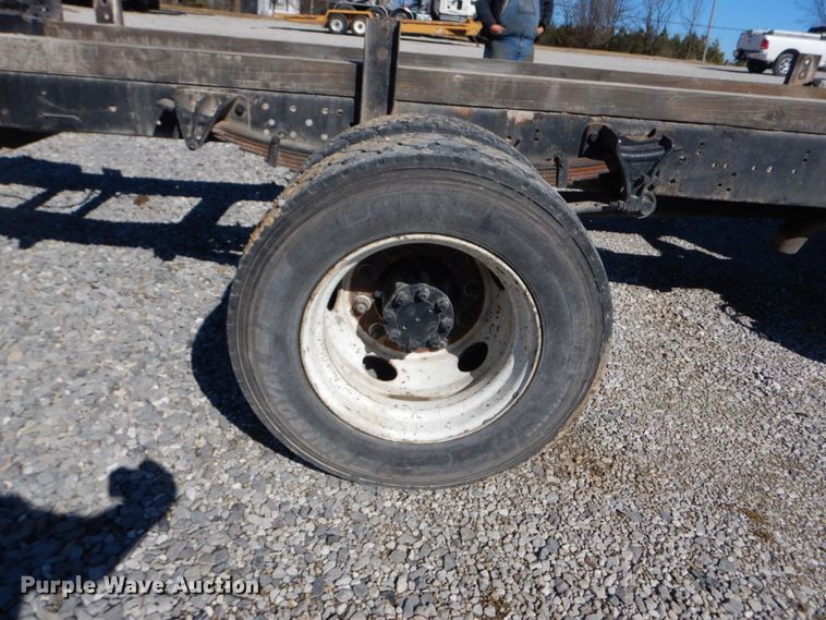 image for item GT9558 2005 International 4300  truck cab and chassis