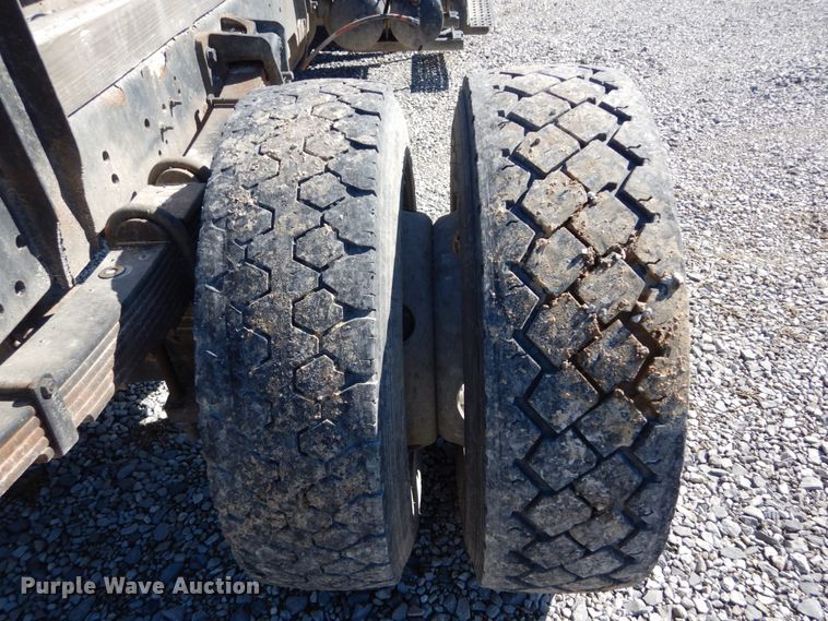 image for item GT9558 2005 International 4300  truck cab and chassis