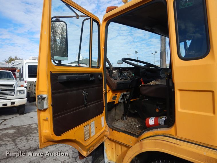 image for item GT9573 1989 Mack MS300P  paint striping truck