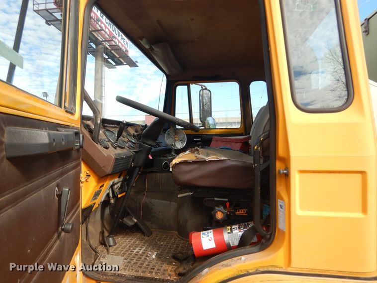 image for item GT9573 1989 Mack MS300P  paint striping truck