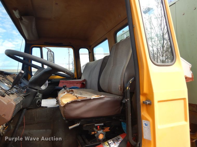 image for item GT9573 1989 Mack MS300P  paint striping truck