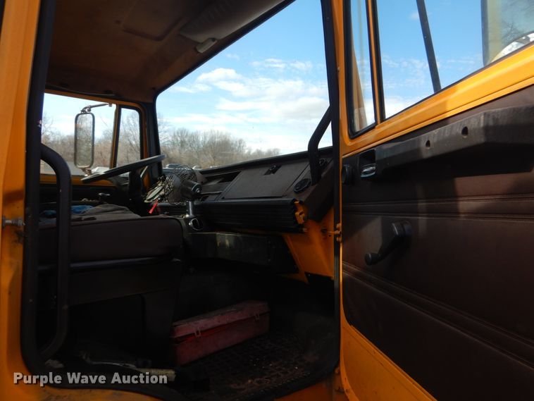 image for item GT9573 1989 Mack MS300P  paint striping truck