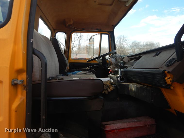 image for item GT9573 1989 Mack MS300P  paint striping truck