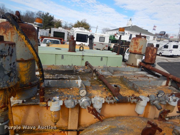 image for item GT9573 1989 Mack MS300P  paint striping truck