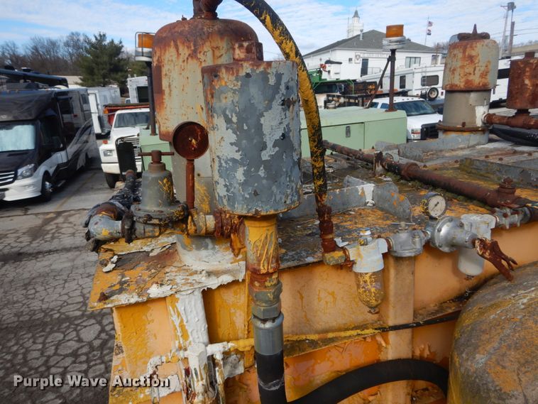 image for item GT9573 1989 Mack MS300P  paint striping truck