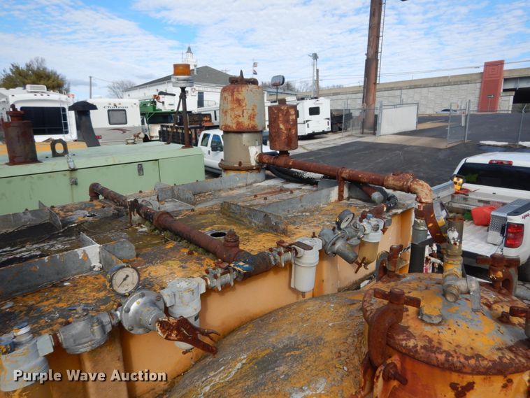 image for item GT9573 1989 Mack MS300P  paint striping truck