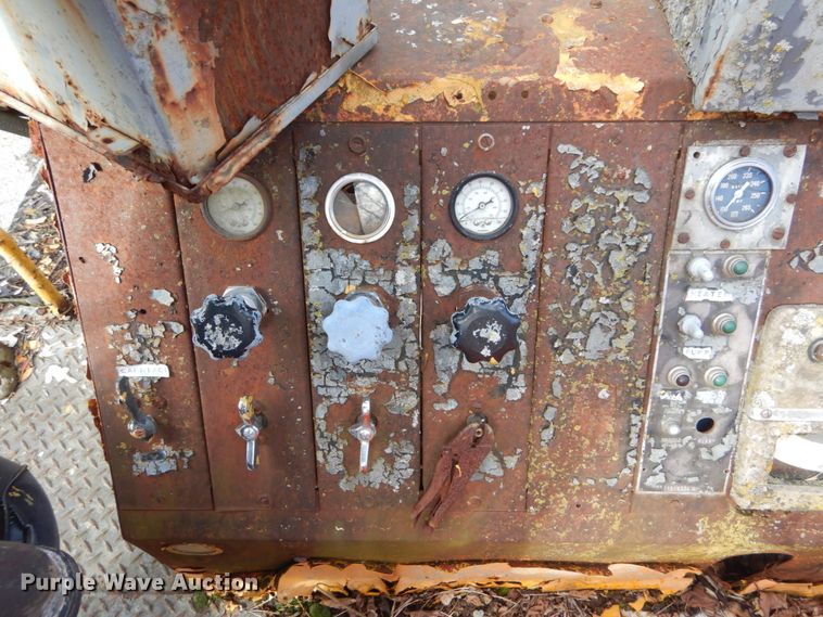 image for item GT9573 1989 Mack MS300P  paint striping truck