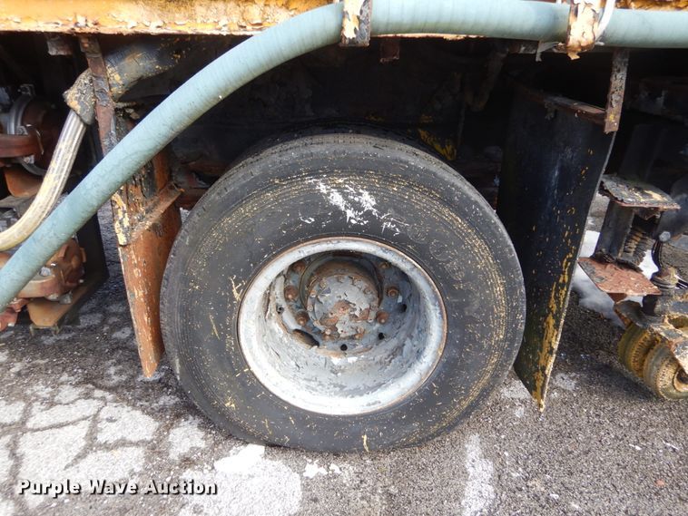 image for item GT9573 1989 Mack MS300P  paint striping truck