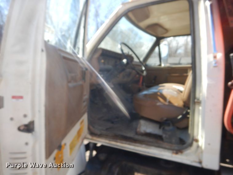 image for item GT9574 1988 Ford F800 dump truck