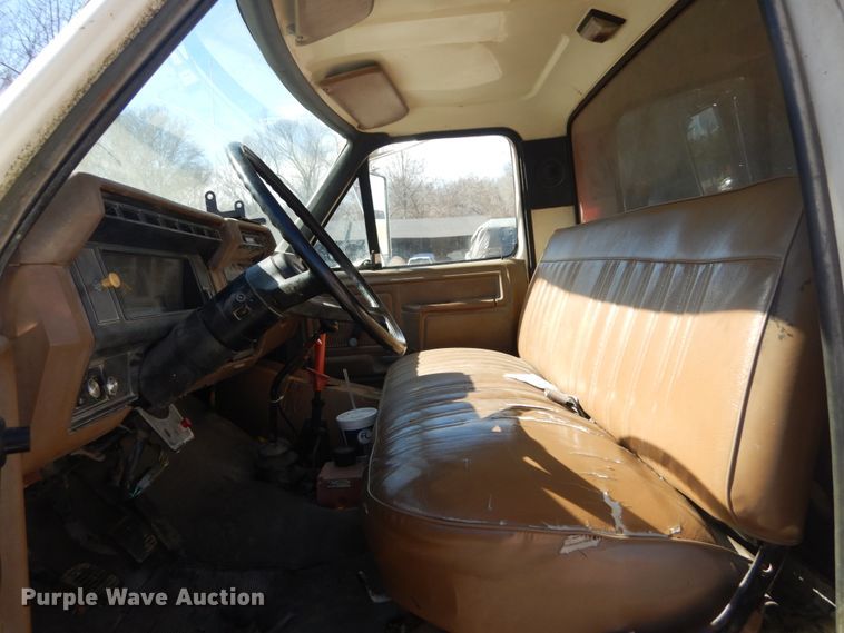 image for item GT9574 1988 Ford F800 dump truck