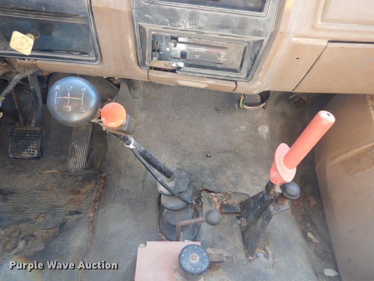 image for item GT9574 1988 Ford F800 dump truck