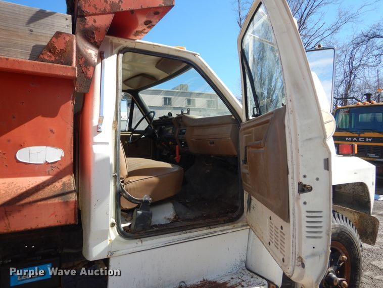 image for item GT9574 1988 Ford F800 dump truck