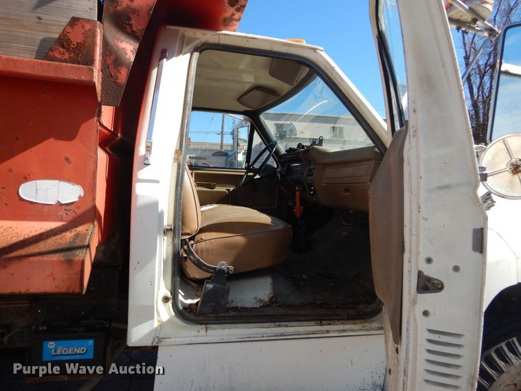 image for item GT9574 1988 Ford F800 dump truck